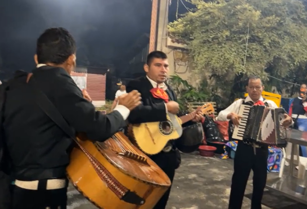 Una serenata con mariachis dio por iniciado el festejo por el cumplea&ntilde;os del alcalde Diego Lux.