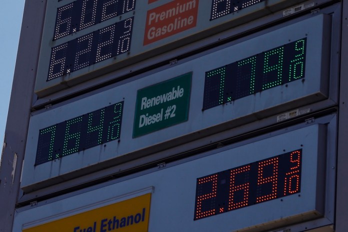 En Estados Unidos el precio del galón de diésel llegó a USD6. Foto La Hora: EFE