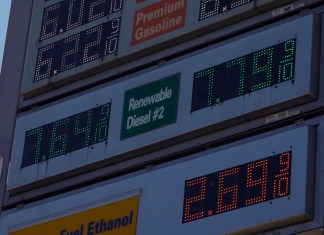 En Estados Unidos el precio del galón de diésel llegó a USD6. Foto La Hora: EFE