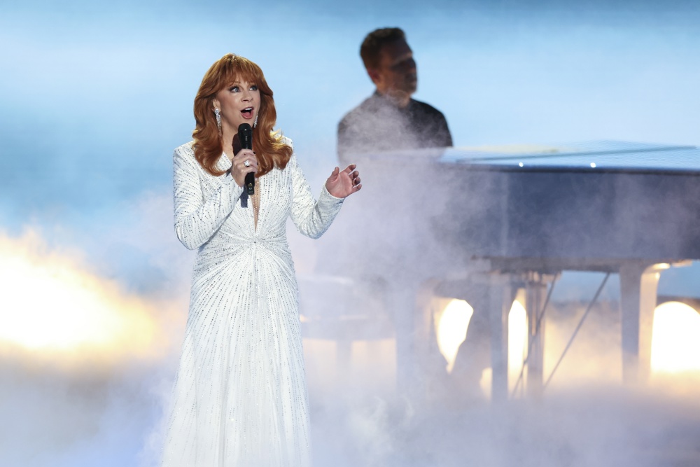 Reba McEntire interpreta una canción de Dolly Parton en su homenaje en los Premios Emmy. Foto La Hora EFE.