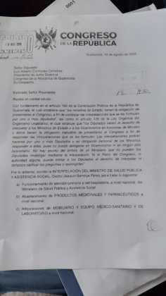 Solicitud de Evelyn Morataya para interperpelar al ministro de Salud, junto con las preguntas. Foto La Hora: Joel Maldonado