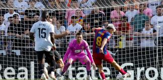 El jugador del Barcelona Pedro González "Pedri", remata para marcar gol contra el Valencia. Foto La Hora: Agencia EFE/ Biel Aliño.