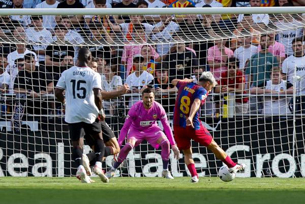FC Barcelona derrota a Valencia 5-0 y toman el liderazgo en LaLiga El jugador del Barcelona Pedro González "Pedri", remata para marcar gol contra el Valencia. Foto La Hora: Agencia EFE/ Biel Aliño.
