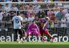 El jugador del Barcelona Pedro González "Pedri", remata para marcar gol contra el Valencia. Foto La Hora: Agencia EFE/ Biel Aliño.