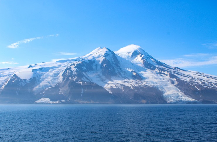 Los dos glaciares que rodean el volcán Beerenberg tras el alud de rocas: Provocado por un terremoto de magnitud 6,5, grandes cantidades de escombros volcánicos y de permafrost se desprendieron del glaciar Kjerulf. Foto La Hora: EFE