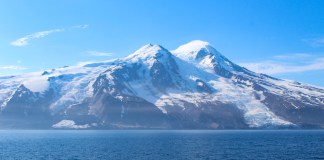 Cambio climático podría amplificar los efectos de terremotos en regiones del Ártico Los dos glaciares que rodean el volcán Beerenberg tras el alud de rocas: Provocado por un terremoto de magnitud 6,5, grandes cantidades de escombros volcánicos y de permafrost se desprendieron del glaciar Kjerulf. Foto La Hora: EFE