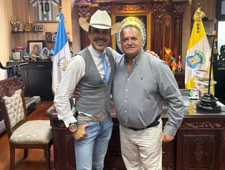 En mayo pasado, "El Congo" Orellana (a la derecha) anunció que se unía a Neto Bran, en el partido CREO. 