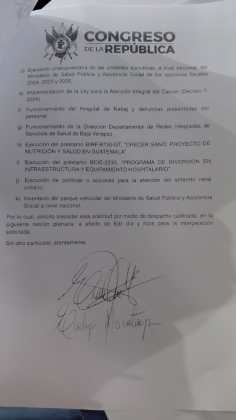 Solicitud de Evelyn Morataya para interperpelar al ministro de Salud, junto con las preguntas. Foto La Hora: Joel Maldonado