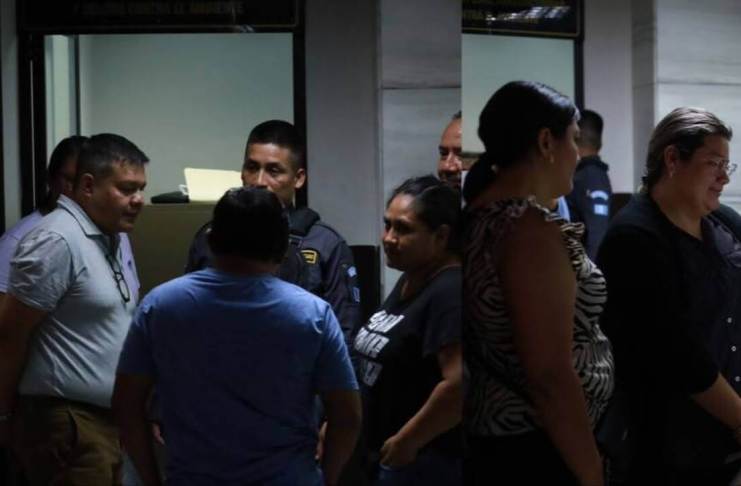 Audiencia contra extrabajadores de Renap señalados de dar DPI falso a exmando mexicano se atrasa por ausencia de MP Por ausencia del MP, el Juzgado Cuarto Penal aplazó la audiencia contra dos extrabajadores de Renap, por su vinculación al caso del excontralmirante mexicano Fernando Farías. Foto La Hora: Daniel Ramírez