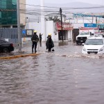 Bomberos atienden una emergencia en calle inundada debido a las fuertes lluvias en Pachuca por tormenta tropical. Foto La Hora: EFE