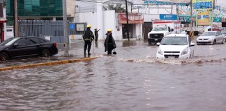 Tormenta tropical Marie avanza hacia el noroeste de México y podría convertirse en huracán Bomberos atienden una emergencia en calle inundada debido a las fuertes lluvias en Pachuca por tormenta tropical. Foto La Hora: EFE