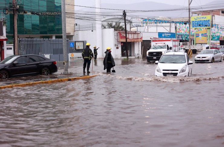 Bomberos atienden una emergencia en calle inundada debido a las fuertes lluvias en Pachuca por tormenta tropical. Foto La Hora: EFE