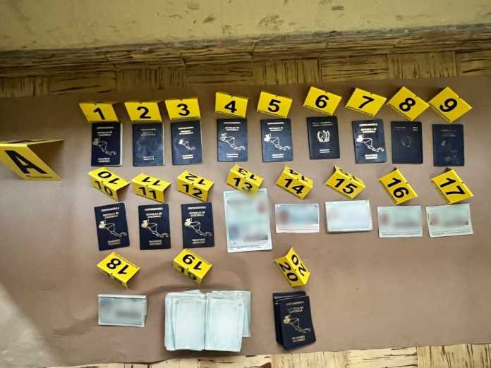 Agentes de la PNC capturan durante allanamiento a integrantes de la estructura criminal “Los Jordanos” señalados de falsificación de documentos. Foto: PNC