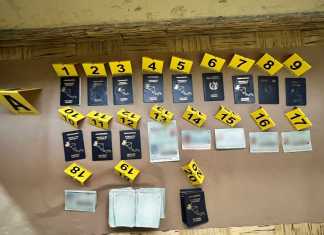 Caen presuntos integrantes de “Los Jordanos”, señalados de falsificar pasaportes, licencias y DPI Agentes de la PNC capturan durante allanamiento a integrantes de la estructura criminal “Los Jordanos” señalados de falsificación de documentos. Foto: PNC