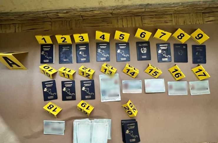 Caen presuntos integrantes de “Los Jordanos”, señalados de falsificar pasaportes, licencias y DPI Agentes de la PNC capturan durante allanamiento a integrantes de la estructura criminal “Los Jordanos” señalados de falsificación de documentos. Foto: PNC
