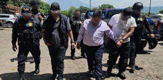 Detención de presuntos secuestradores que utilizaban uniformes de investigadores de la PNC. Foto: PNC