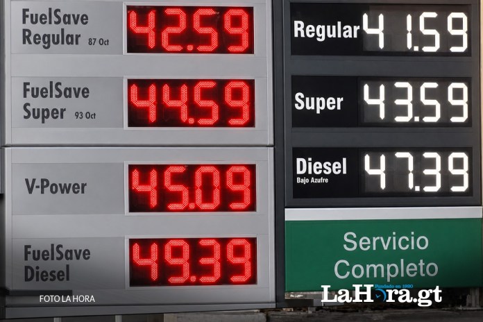 gasolinas alzas Guatemaltecos alertaron sobre un incremento en las gasolinas este lunes. El precio del diésel. reporta el aumento más alto. Foto La Hora: Alejandro Ramírez