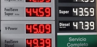 Galón de diésel rebasa los Q49 tras incremento de Q2.55 en una semana Guatemaltecos alertaron sobre un incremento en las gasolinas este lunes. El precio del diésel. reporta el aumento más alto. Foto La Hora: Alejandro Ramírez