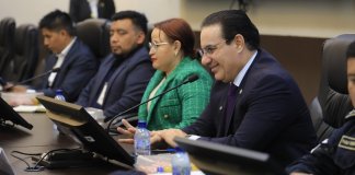 El ministro de Gobernación, Marco Antonio Villeda, y la viceministra de Tecnología, Karen Ortiz, en una citación en el Congreso. Foto: Ministerio de Goberación.