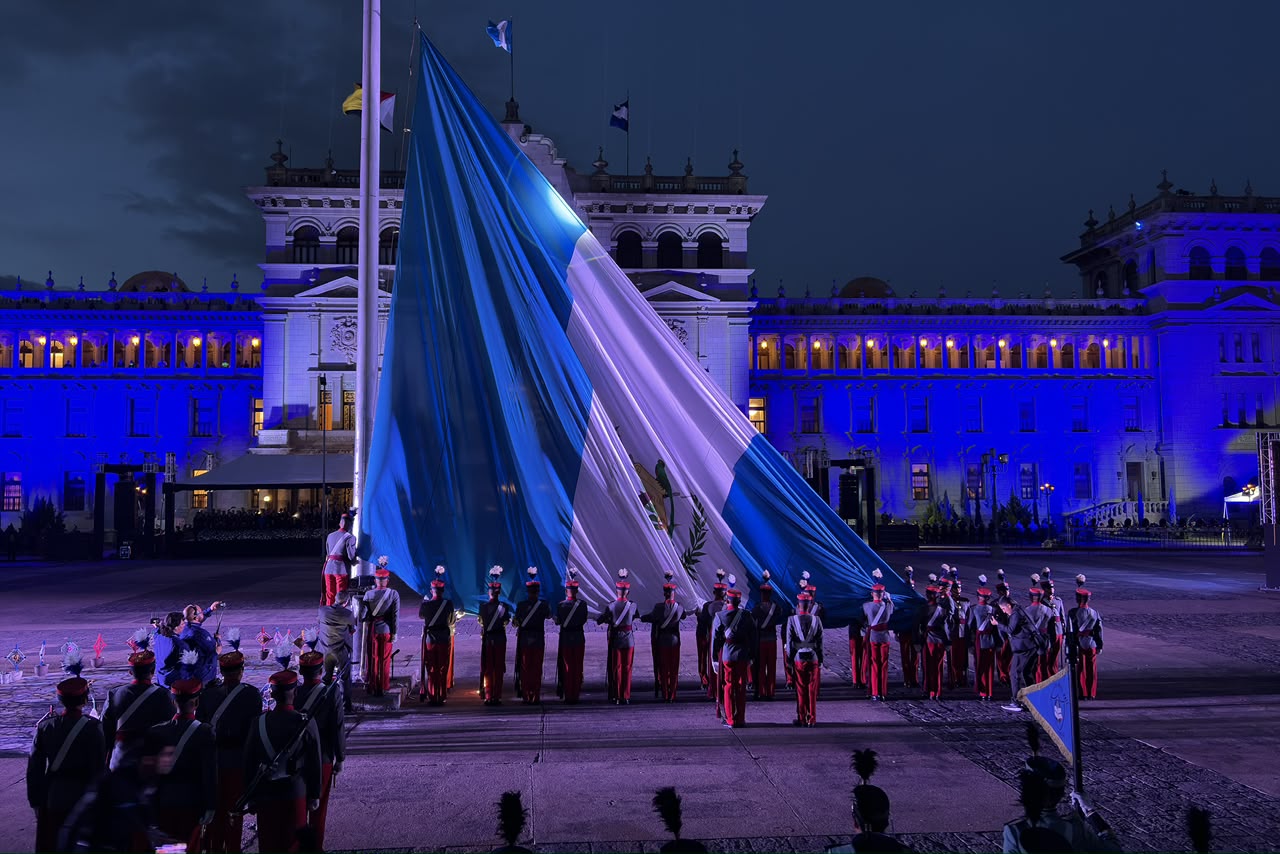 El lunes 14 de septiembre se llevó a cabo la izada de la bandera en La Plaza de la Constitución. Foto La Hora: José Orozco. 