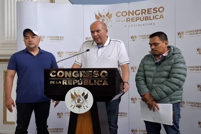 guatecomprasvos Integrantes de la bancada legislativa VOS presenta un amparo en contra de autoridades del Ministerio de Finanzas por cambios en Guatecompras. Foto: Cortesía