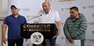 Integrantes de la bancada legislativa VOS presenta un amparo en contra de autoridades del Ministerio de Finanzas por cambios en Guatecompras. Foto: Cortesía