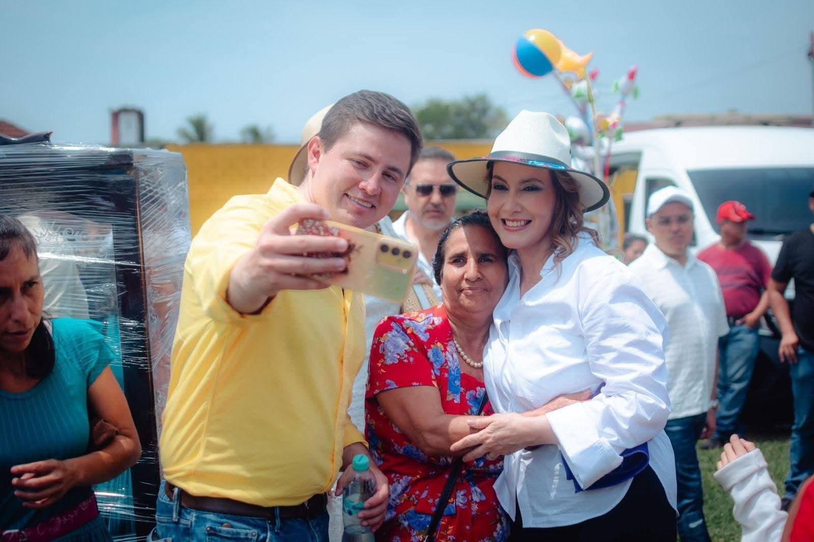Guillermo Sosa (al fondo, con camisa blanca y lentes oscuros) acompañó a Sebastián Siero y Zury Ríos durante una actividad en Retalhuleu.