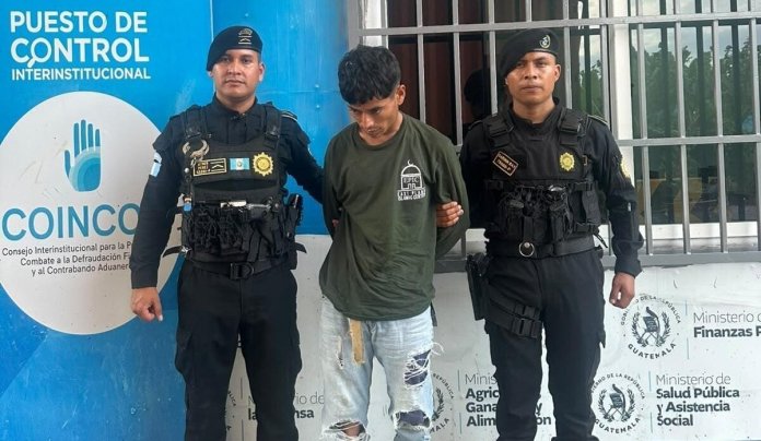 Un hondureño fue capturado en Izabal con 100 piedras de crack ocultas dentro de su casco de motorista. Foto La Hora: PNC.