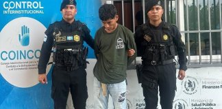 Un hondureño fue capturado en Izabal con 100 piedras de crack ocultas dentro de su casco de motorista. Foto La Hora: PNC.