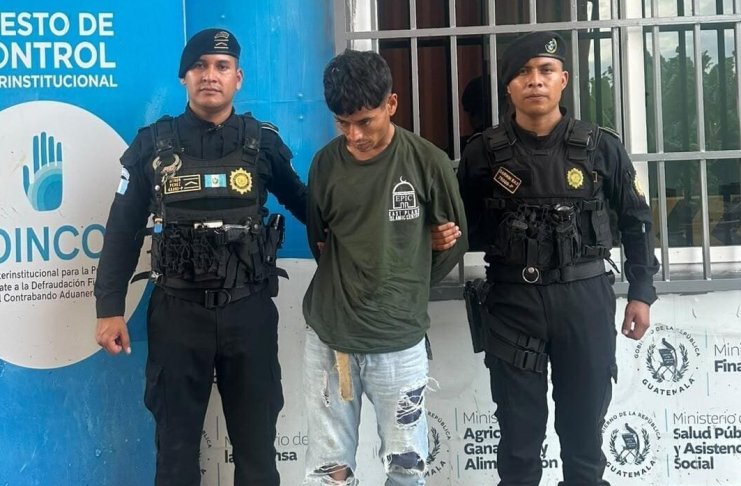 Capturan a hondureño con 100 piedras de crack ocultas en casco de motorista Un hondureño fue capturado en Izabal con 100 piedras de crack ocultas dentro de su casco de motorista. Foto La Hora: PNC.