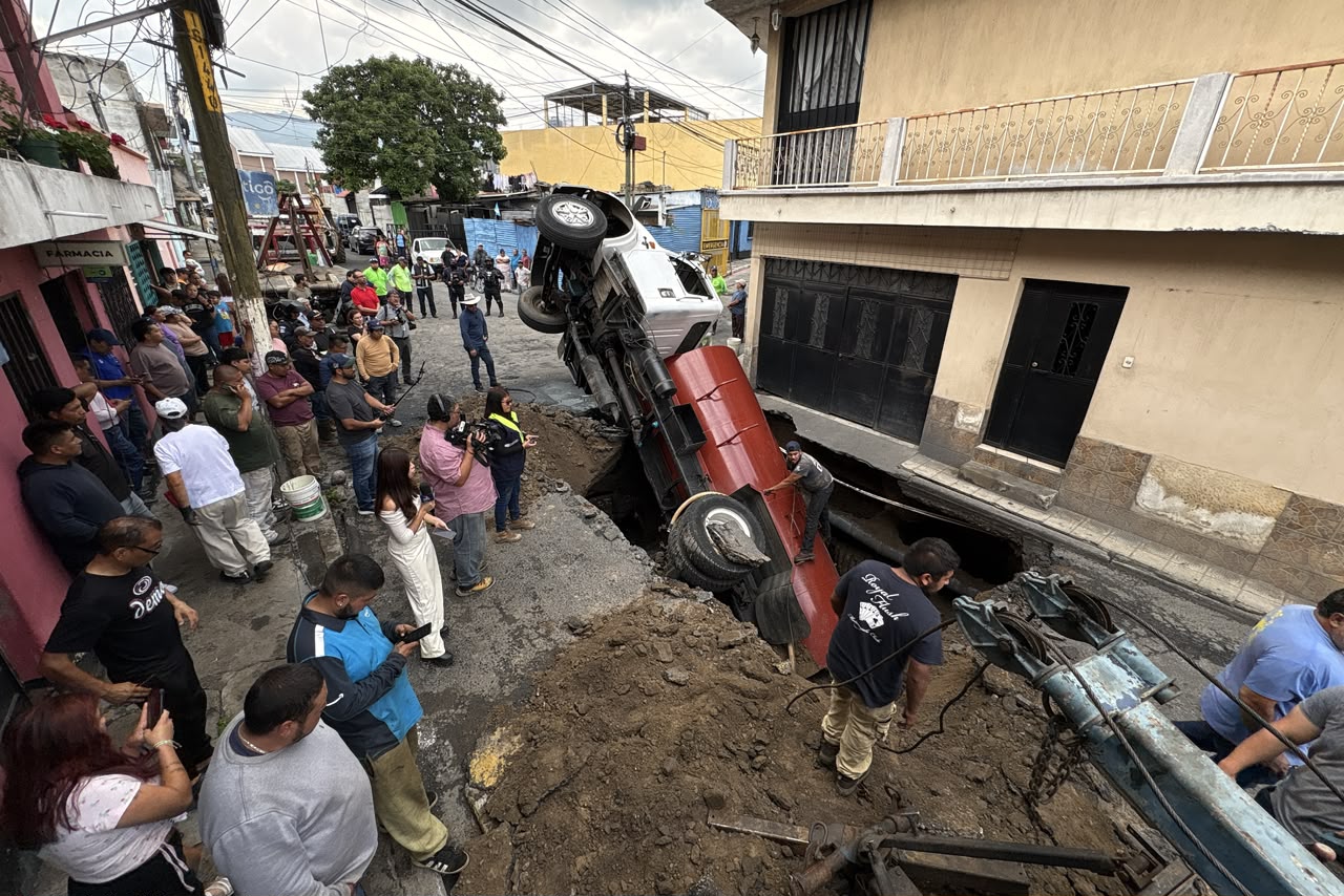 El camión quedó atrapado en el hundimiento. Foto La Hora: José Orozco