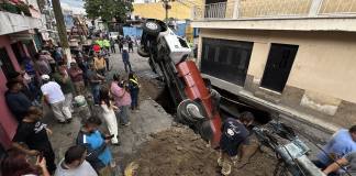 Nuevo socavón en colonia Pablo VI, Mixco, deja camión cisterna atrapado