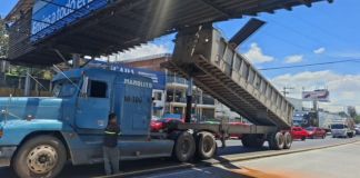 Tránsito lento en la Aguilar Batres y la avenida Castellana por tráileres accidentados En la calzada Raúl Aguilar Batres la góndola de un tráiler se levantó e impactó contra la pasarela, mientras que en la Avenida Castellana un cabezal impactó contra un árbol hasta derribarlo. Foto La Hora: captura de video PMT de Villa Nueva y redes sociales
