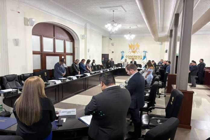jefesconsensocomplementaria Varios de jefes de bloque coincidieron que trabajan en una propuesta de consenso para tomar otra medida además, del subusido a los precios de los combustibles. Foto: La Hora / Roberto Cordón