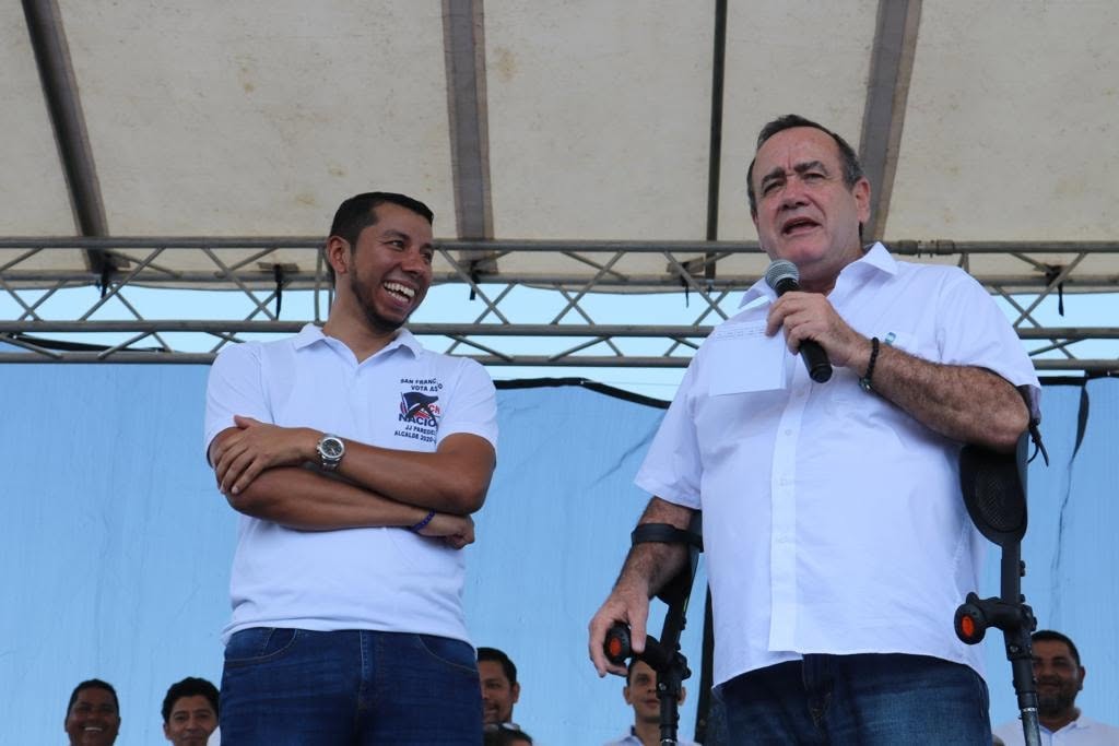 "JJ" Paredes junto al expresidente Alejandro Giammattei, durante una actividad de campaña en 2019. Foto: La Hora/RR. SS.