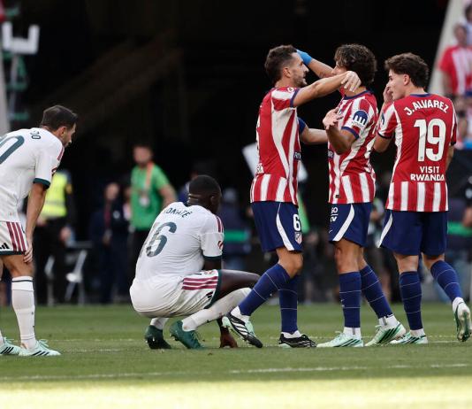 Atlético asesta dura derrota al Real Madrid y lo manda al cuarto puesto de LaLiga, a seis puntos del Barcelona juego real atletico de madrid