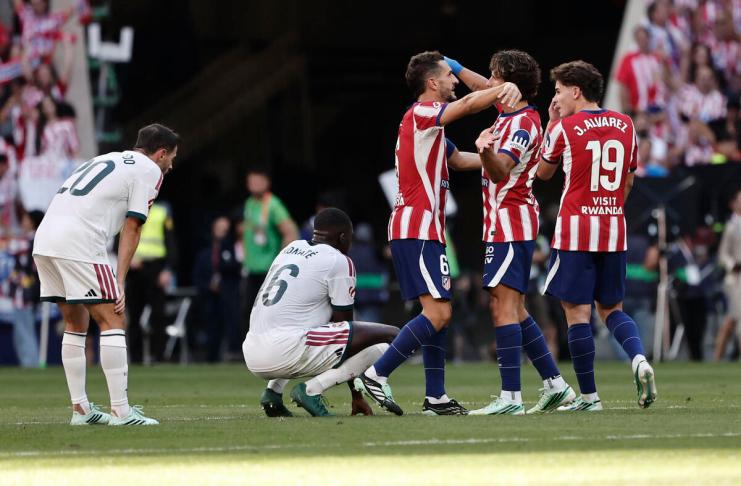 Atlético asesta dura derrota al Real Madrid y lo manda al cuarto puesto de LaLiga, a seis puntos del Barcelona juego real atletico de madrid