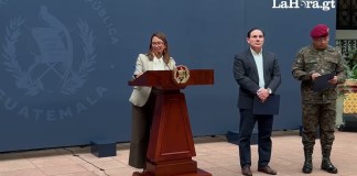 Los ministros de Gobernación, Marco Antonio Villeda; el de Defensa, Henry Sáenz y la Secretaria de Comunicación, Karina García Ruano, ofrecieron esta tarde la conferencia de prensa, en ausencia del presidente Bernardo Arévalo. Foto La Hora: José Orozco.