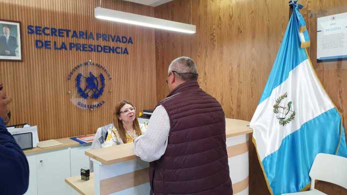 Un memorial de transportistas fue entregado al presidente Bernardo Arévalo para que de solución al alza en los combustibles.