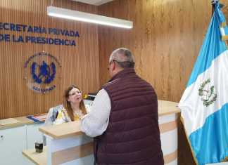 Un memorial de transportistas fue entregado al presidente Bernardo Arévalo para que de solución al alza en los combustibles.