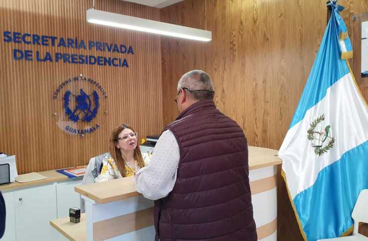 Un memorial de transportistas fue entregado al presidente Bernardo Arévalo para que de solución al alza en los combustibles.