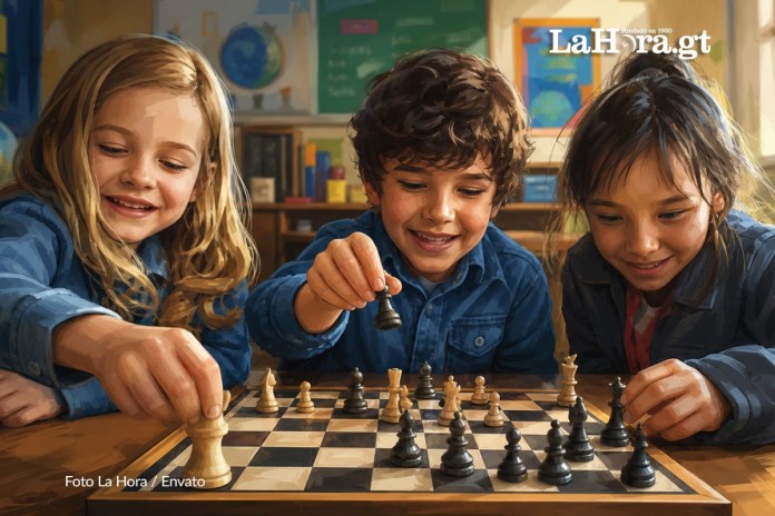 Durante las semanas restantes del año escolar, el Ministerio de Educación (Mineduc) comenzará con la implementación del plan piloto del programa "Ajedrez en el Aula". Imagen La Hora: Roberto Altán.