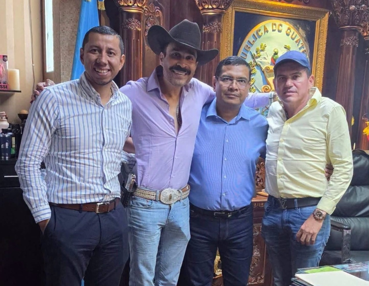 El alcalde de Santa Ana, Bladimir García, y César Gallardo, entonces coordinador municipal del partido Cabal en Sayaxché, junto a Neto Bran y "JJ" Paredes, durante una visita a Mixco.