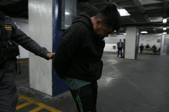 El juzgado de turno ligó a proceso al supuesto pandillero capturado en un inmueble de la zona 1 donde las autoridades ubicaron Q1.5 millones. Foto La Hora: Daniel Ramírez