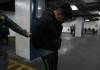 El juzgado de turno ligó a proceso al supuesto pandillero capturado en un inmueble de la zona 1 donde las autoridades ubicaron Q1.5 millones. Foto La Hora: Daniel Ramírez