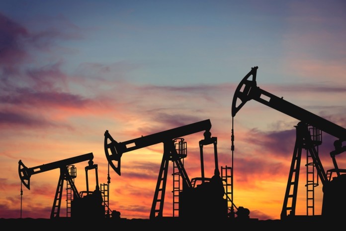 Silhouette,Of,Oil,Pumps,Against,The,Backdrop,Of,Sunset.,Illustration El precio de Texas cerró este martes en su precio más alto desde mayo. Foto La Hora