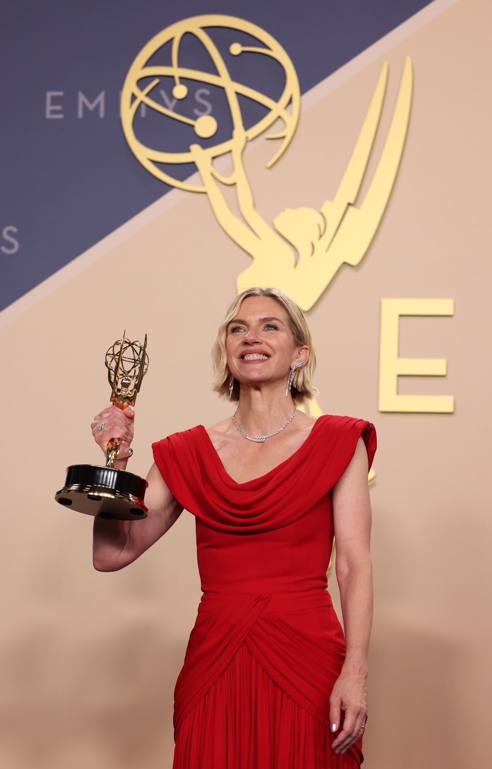 Rhea Seehorn, ganadora del premio a Mejor Actriz Principal en una Serie Dramática por «Pluribus». Foto La Hora: EFE