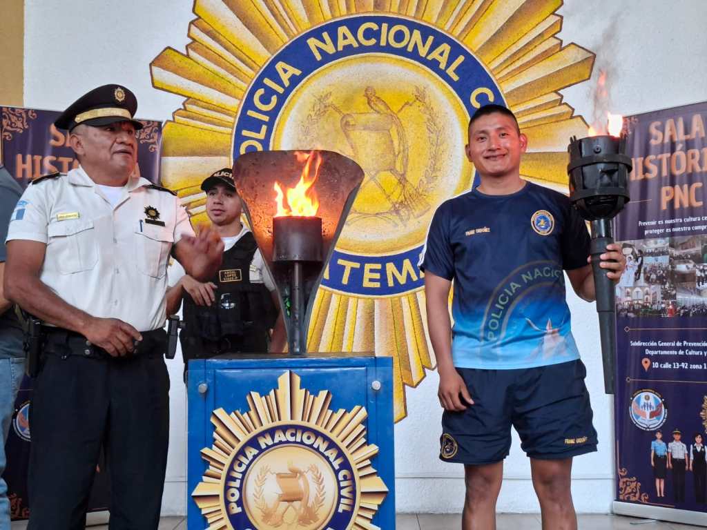 Estudiantes de la PNC participan en un desfile por las fiestas patrias. Foto: Policía Nacional Civil
