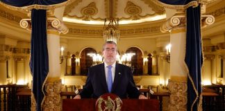 El presidente, Bernardo Arévalo, reiteró las acciones para evitar que se continúe pagando más por los combustibles y arremetió contra políticos y grupos que buscan desestabilizar al país. Foto: Gobierno de Guatemala
