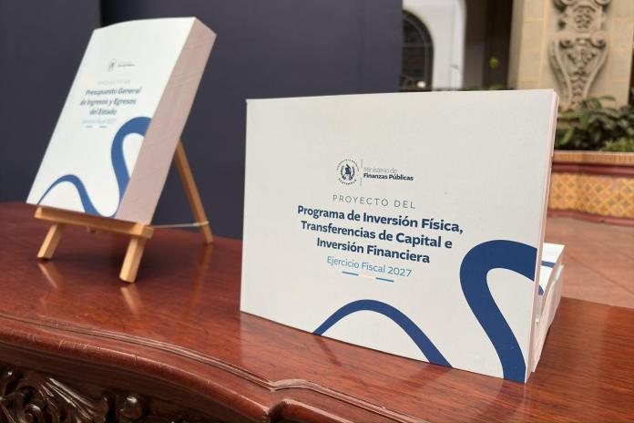 Ministro Jonathan Menkos junto con el presidente Bernardo Arévalo durante la presentación del proyecto de presupuesto general de ingresos y egresos 2027. Foto La Hora: José Orozco